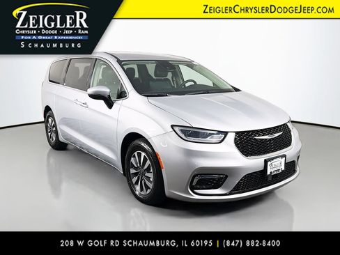 Used 2023 Chrysler Pacifica Touring-L FWD image 1