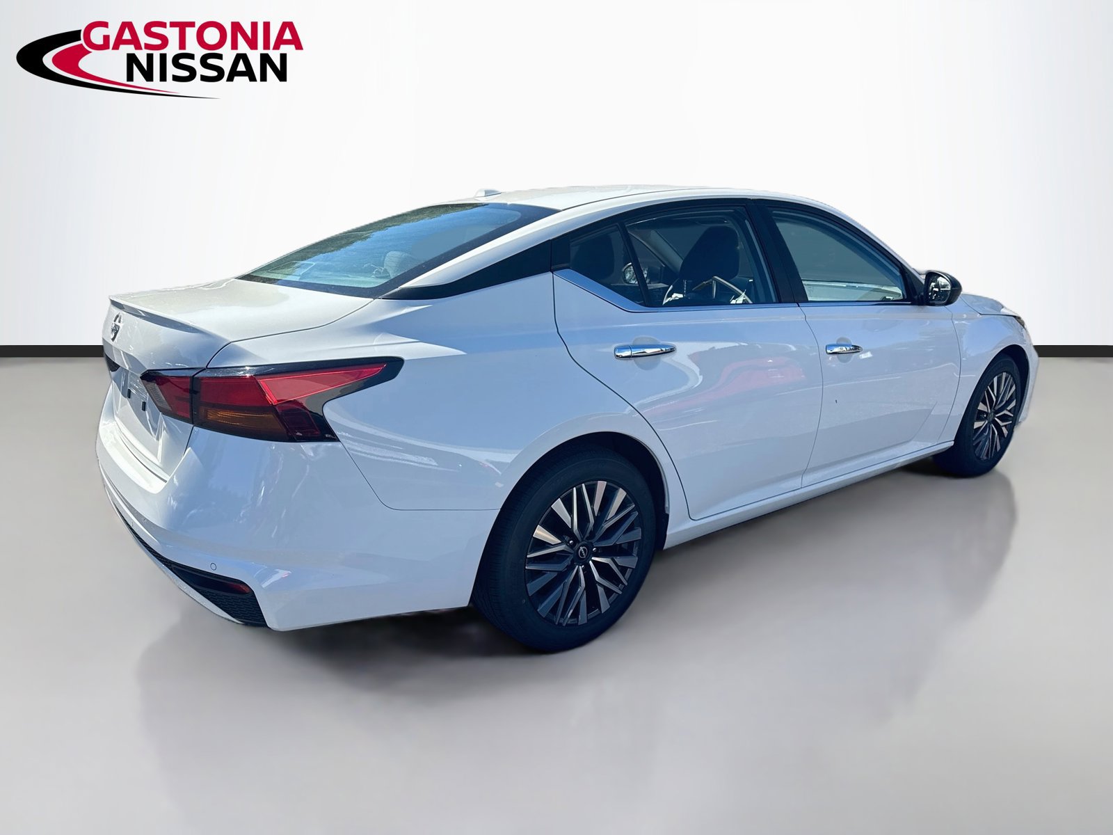 Used 2025 Nissan Altima 2.5 SV FWD image 9
