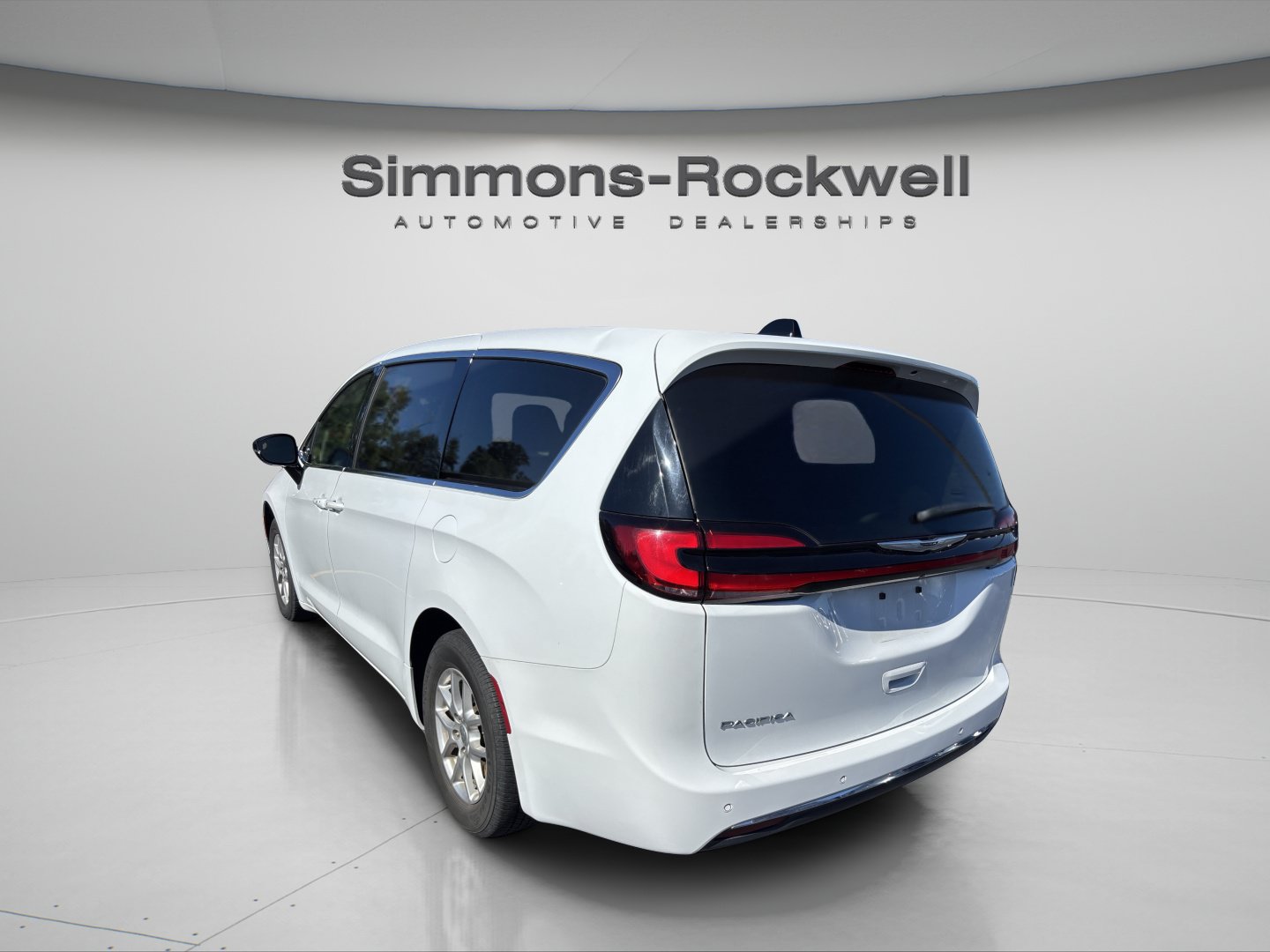 Used 2024 Chrysler Pacifica Touring-L FWD image 2