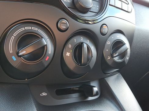 Used 2014 MAZDA MAZDA2 Sport FWD image 17