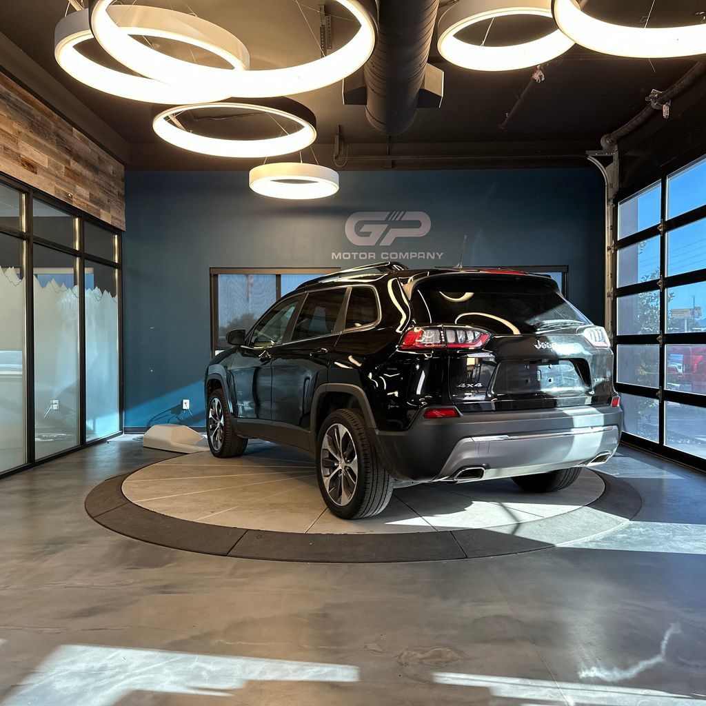 Used 2022 Jeep Cherokee Limited w/ Elite Package AWD/4WD image 5