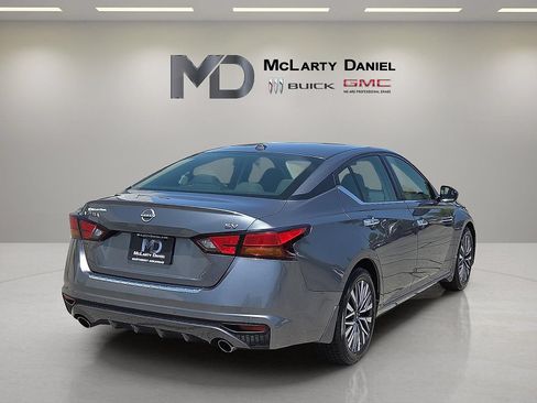 Used 2023 Nissan Altima 2.5 SV w/ SV Premium Package FWD image 14