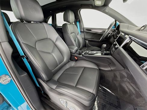 Used 2023 Porsche Macan Turbo image 32