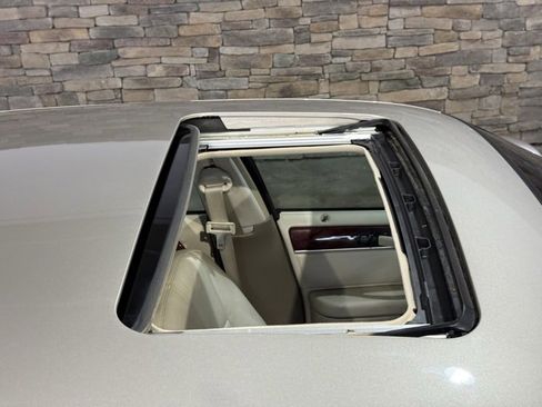 Used 2003 Lincoln Town Car Signature image 2