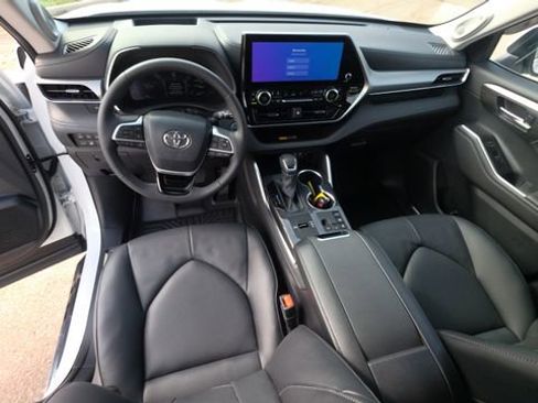 Used 2026 Toyota Highlander Platinum AWD/4WD image 19