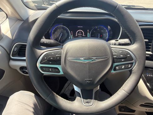 Used 2023 Chrysler Pacifica Touring-L image 20