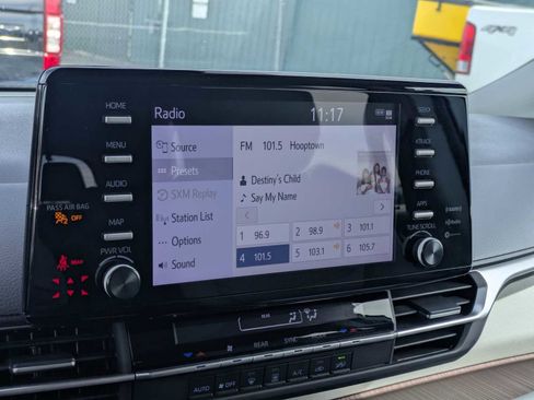 Used 2024 Toyota Sienna LE w/ LE Plus Package FWD image 30