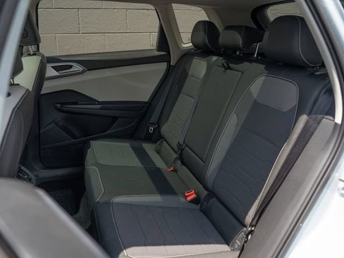 Used 2025 Volkswagen Taos SE w/ Panoramic Sunroof Package AWD/4WD image 18