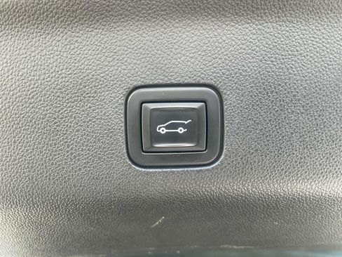 Used 2021 Chevrolet Suburban LT w/ LT Signature Package AWD/4WD image 9