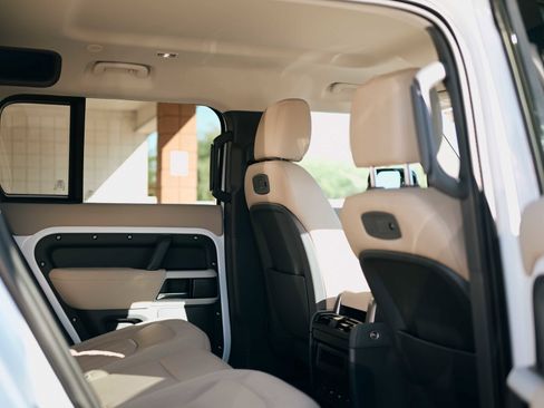 Used 2020 Land Rover Defender 110 SE image 15