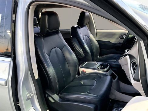 Used 2024 Chrysler Pacifica Touring-L image 19