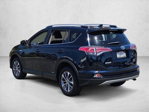 Used 2017 Toyota RAV4 XLE AWD/4WD image 8