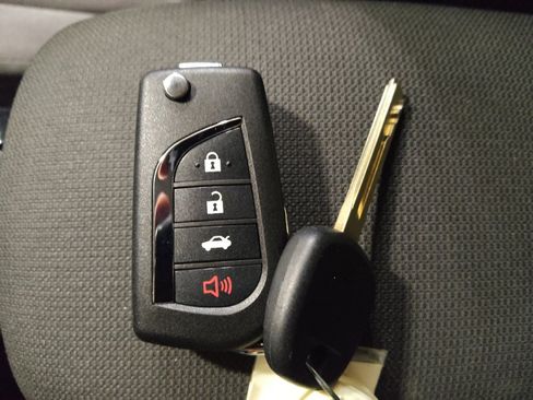 Used 2021 Toyota Corolla LE FWD image 32