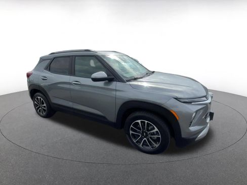 Used 2025 Chevrolet TrailBlazer LT image 2