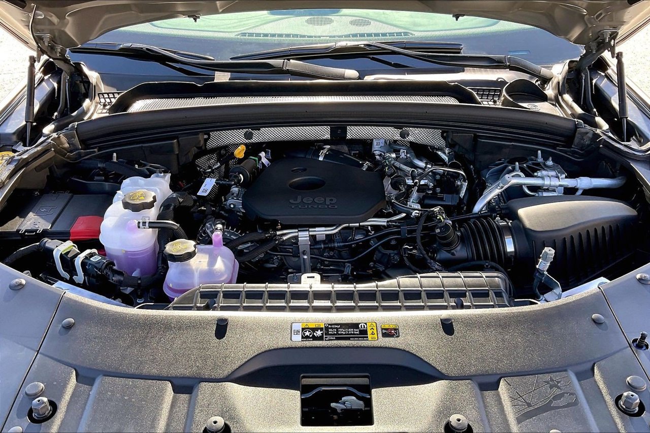 New 2027 Jeep Grand Cherokee Altitude RWD image 32