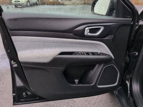 Used 2024 Jeep Compass Latitude image 17