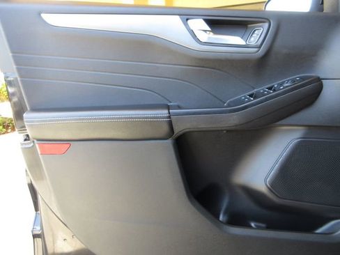 Certified 2025 Ford Escape SE FWD image 9