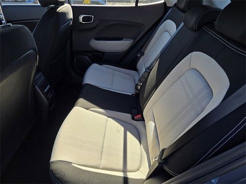 Certified 2025 Hyundai Venue SEL image 17