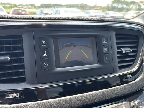 Used 2017 Chrysler Pacifica LX FWD image 15
