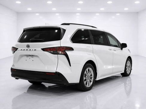 Used 2023 Toyota Sienna LE AWD/4WD image 5