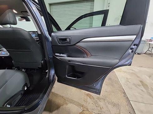 Used 2017 Toyota Highlander LE FWD image 23