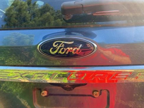 Used 2019 Ford Explorer XLT image 16