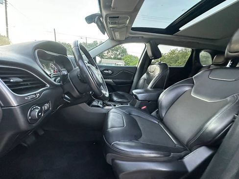 Used 2019 Jeep Cherokee Latitude Plus FWD image 12