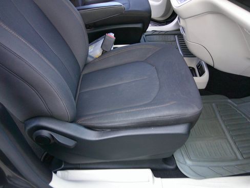 Used 2017 Chrysler Pacifica LX FWD image 77