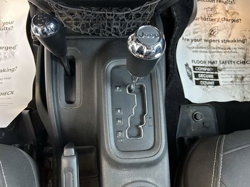 Used 2017 Jeep Wrangler Unlimited Sahara image 28