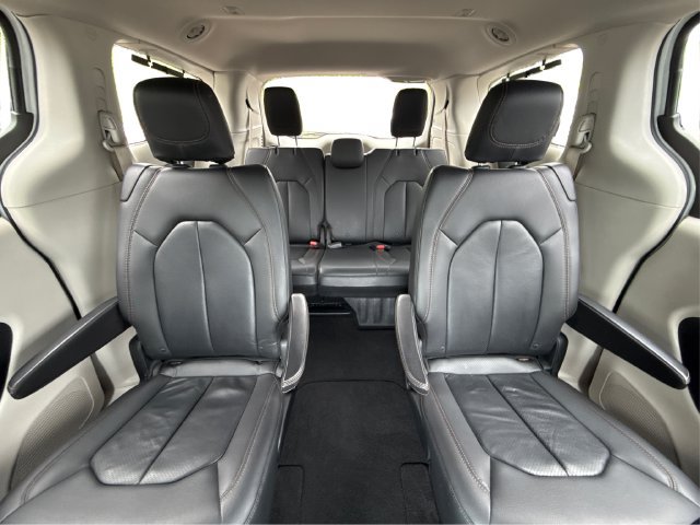 Used 2018 Chrysler Pacifica Touring-L FWD image 16