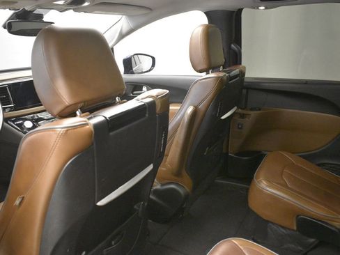 Used 2017 Chrysler Pacifica Limited image 24