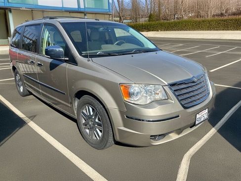 Used 2008 Chrysler Town & Country Limited w/ Entertainment Group #3 FWD image 11