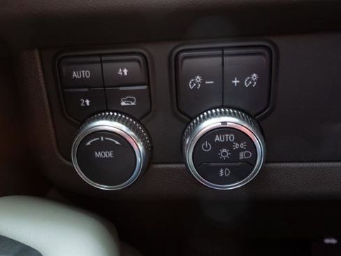 Used 2021 GMC Yukon SLT w/ SLT Luxury Package image 13