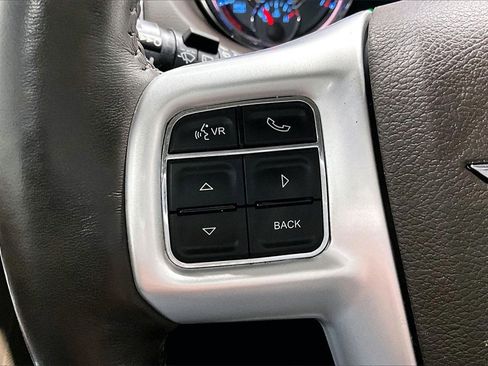 Used 2016 Chrysler Town & Country Touring-L image 11