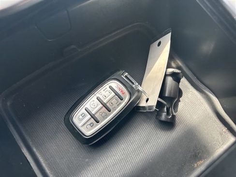 Used 2023 Chrysler Pacifica Touring-L FWD image 33