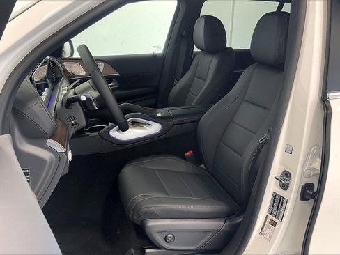Used 2025 Mercedes-Benz GLS 450 4MATIC image 9
