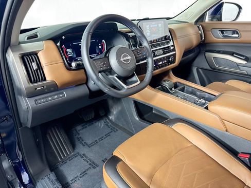 Used 2025 Nissan Pathfinder Platinum AWD/4WD image 9