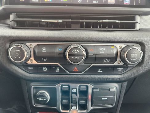 Used 2025 Jeep Wrangler Unlimited Sport AWD/4WD image 26