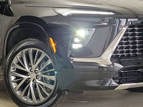 Used 2025 Buick Enclave Avenir w/ Super Cruise Package image 3