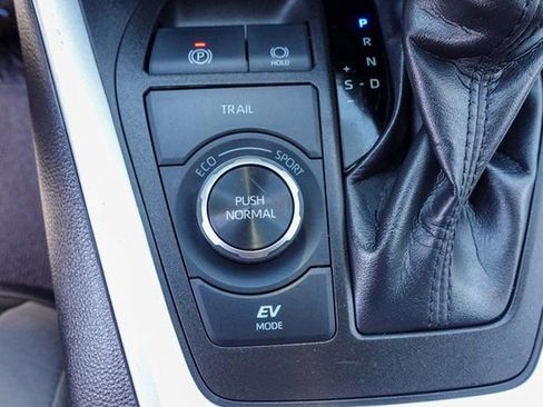 Used 2022 Toyota RAV4 XLE image 23