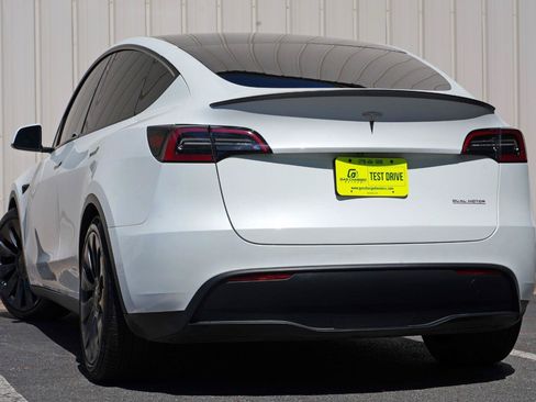 Used 2023 Tesla Model Y Performance AWD/4WD image 5