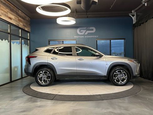 Used 2025 Chevrolet Trax LT w/ LT Convenience Package FWD image 2