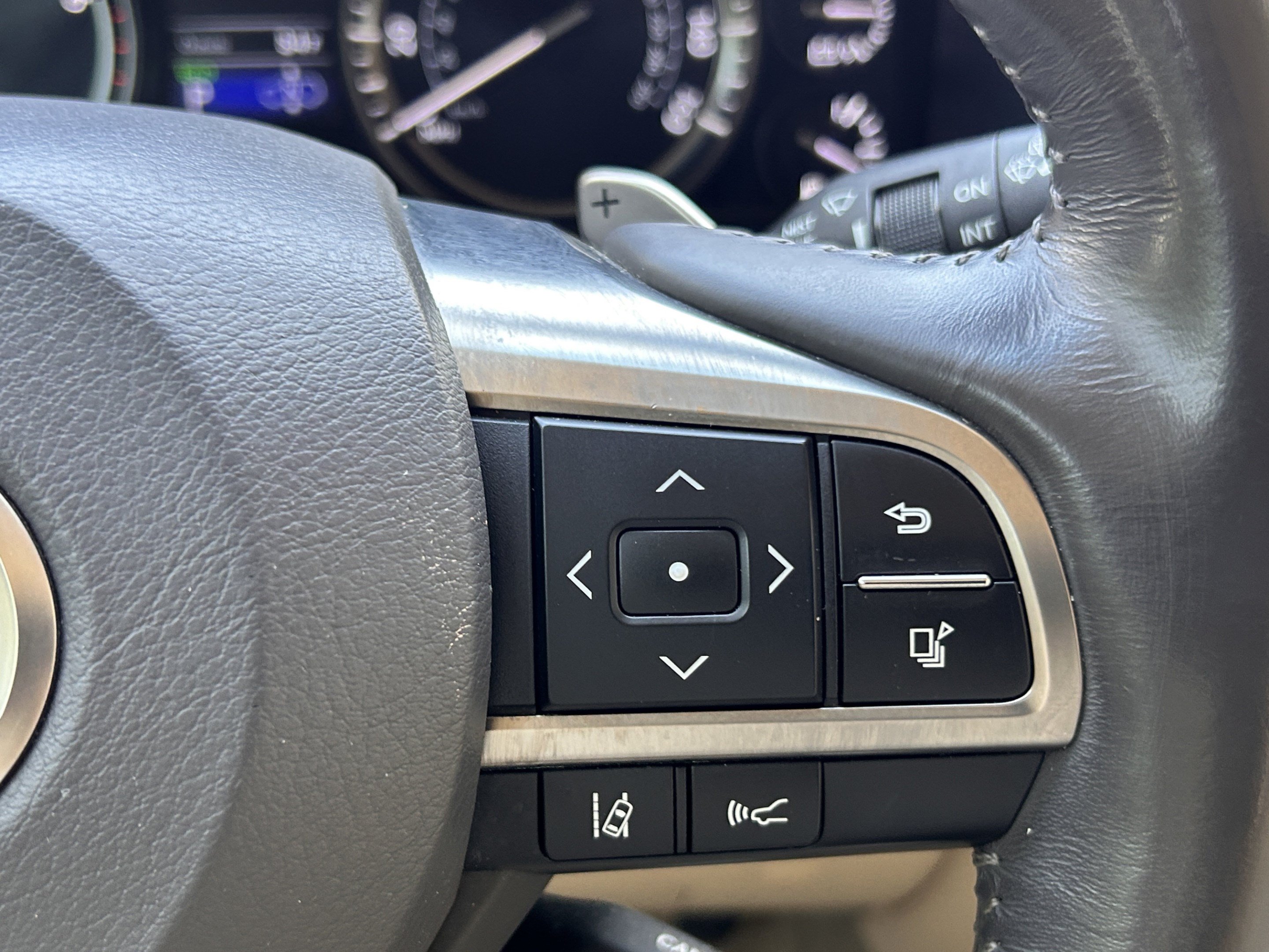 Used 2017 Lexus LX 570 4WD w/ Luxury Package image 71