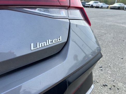 Used 2024 Hyundai Elantra Limited FWD image 5