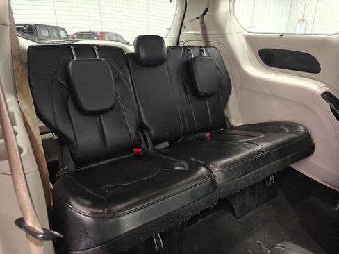 Used 2021 Chrysler Pacifica Touring-L w/ Uconnect Theater Family Group FWD image 19