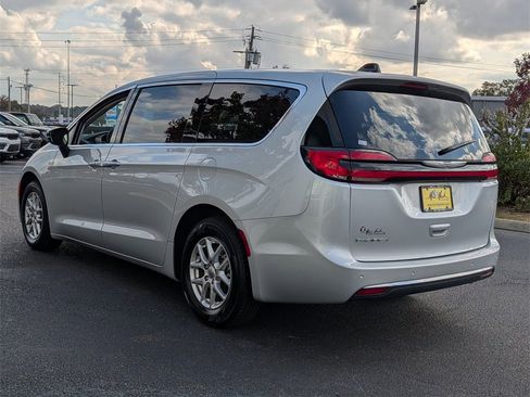 Used 2024 Chrysler Pacifica Touring-L image 6