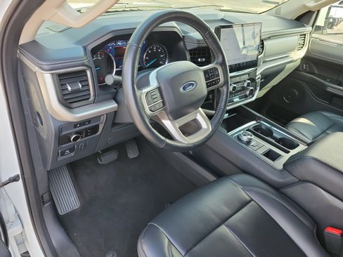 Used 2024 Ford Expedition XLT image 3