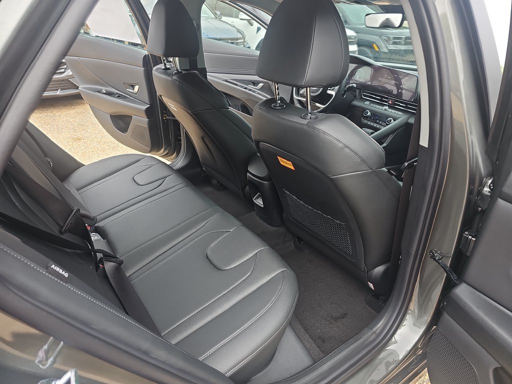 New 2026 Hyundai Elantra Limited FWD image 11