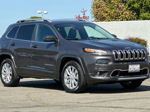 Used 2018 Jeep Cherokee Overland AWD/4WD image 5