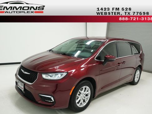Used 2023 Chrysler Pacifica Touring-L FWD image 1